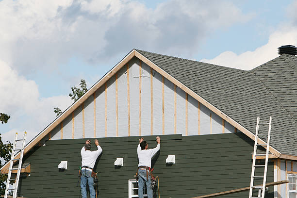 Professional Siding Contractor technician working in Bloomingburg, OH